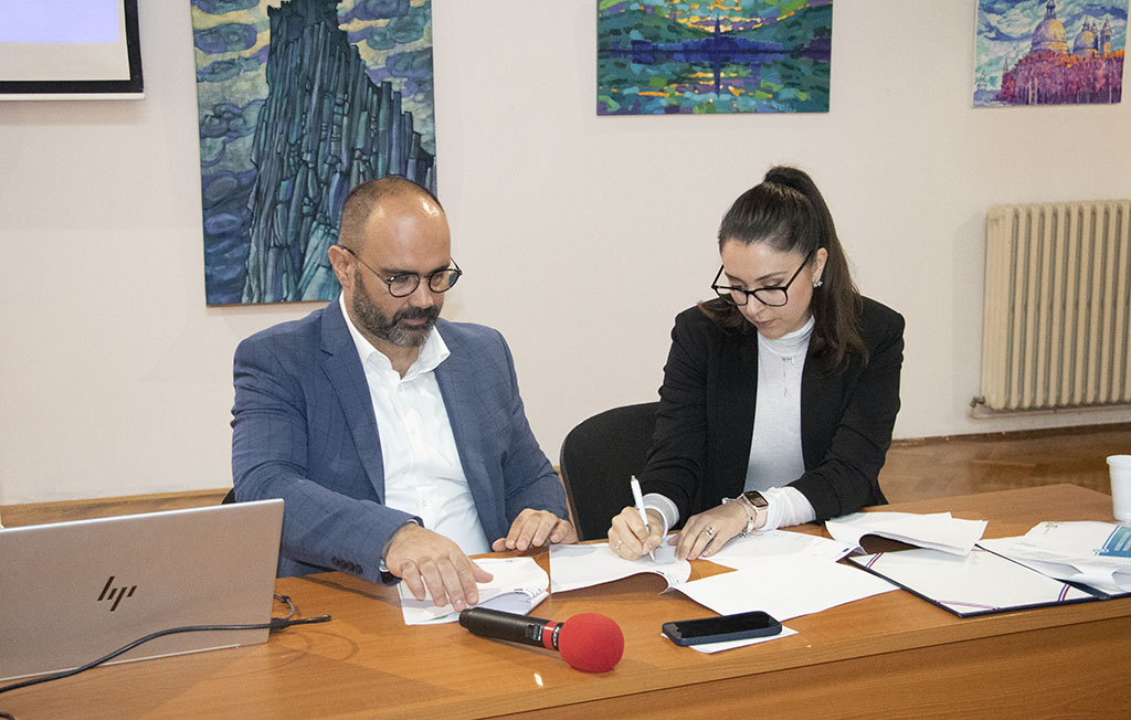 The Mayor of  Metković, Dalibor Milan, signs the Certificate of Participation together with the young digital ambassador selected in Montenegro.